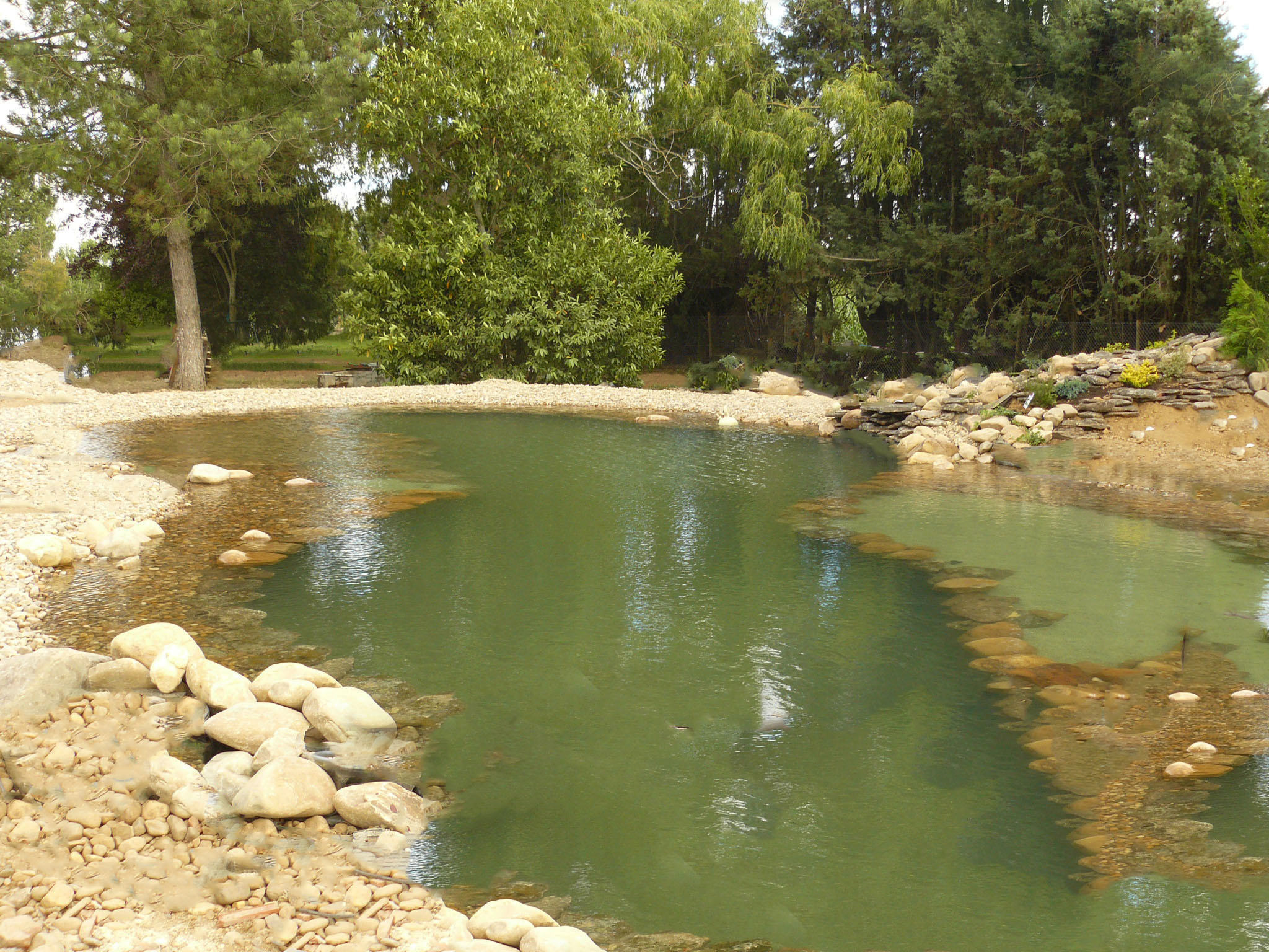 piscina natural en León con agua transparente y paisaje natural