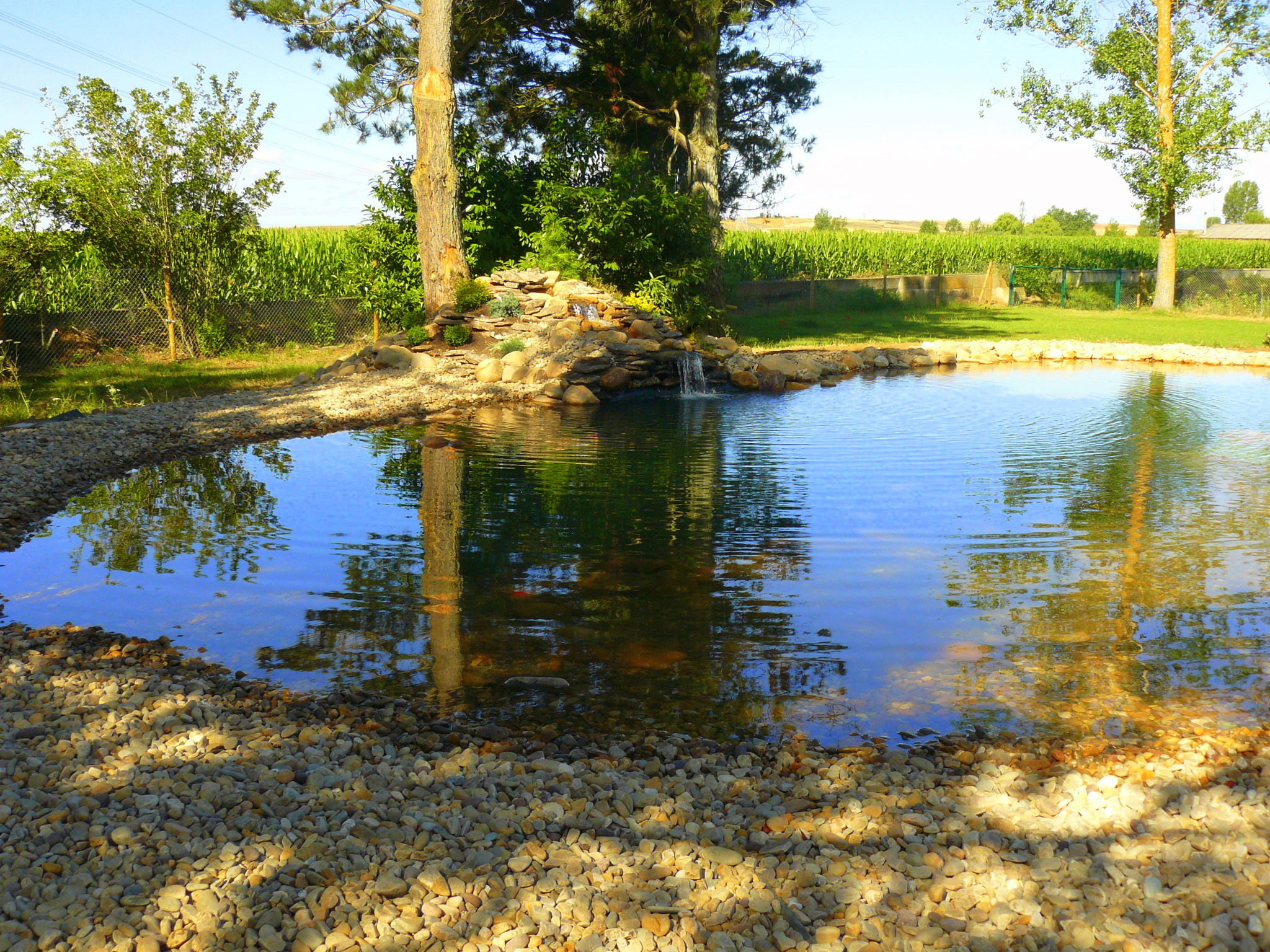 piscina natural en León con agua transparente y paisaje natural