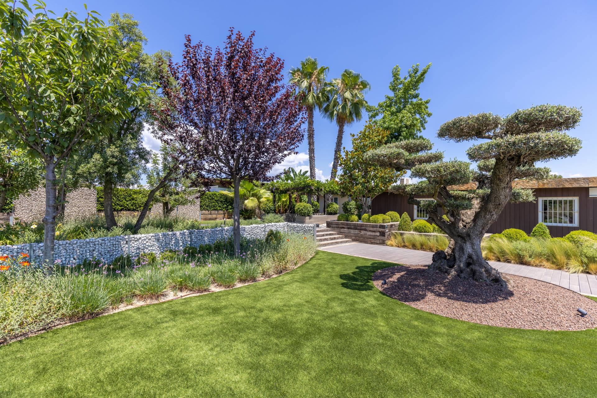 Jardín ecológico integrado en el paisajismo