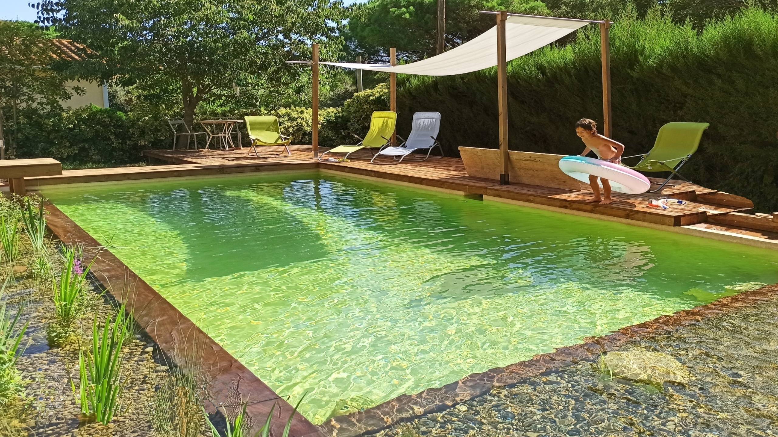 Bio piscina ecológica integrada en el paisaje con sistema de filtración natural